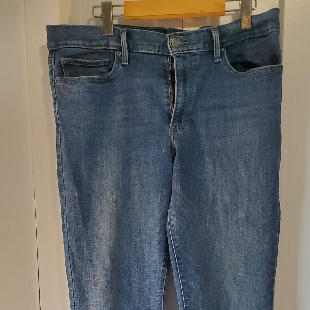 Levi' 512 Slimming Straight Boot Cut